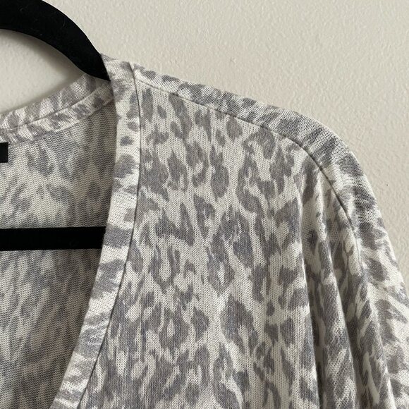 Express Womn S White/Gray Animal Print 1/2 Sleeve V-Neck Lightweight Sweater NWT - Picture 5 of 9